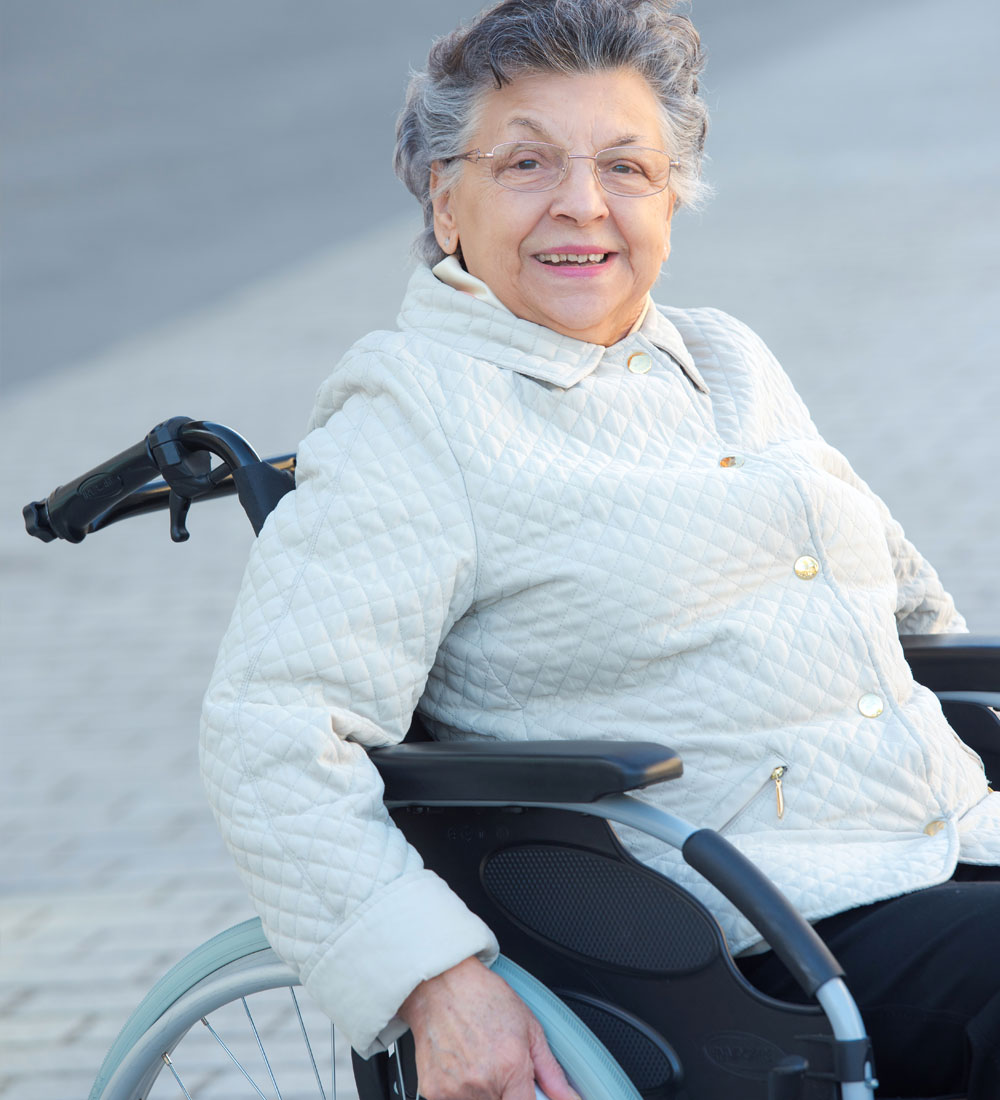 ältere Dame im Rollstuhl
